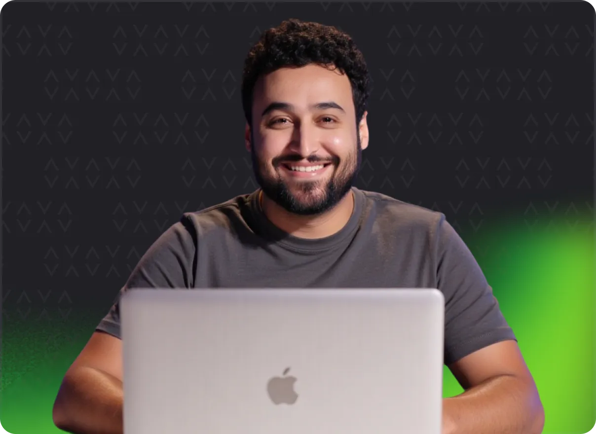 Rogrido Gonçalve - Educador do evento, sorrindo em frente a um macbook